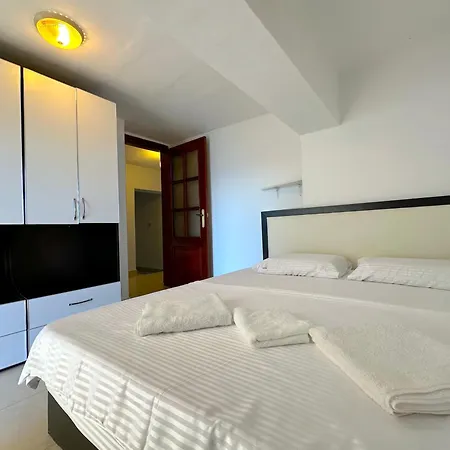 Apartment Spacious W Sea View And Private Parking - Sleeps 10 Sarande