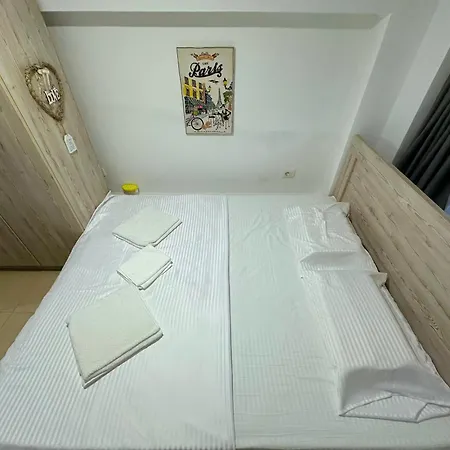 Spacious W Sea View And Private Parking - Sleeps 10 Apartment *