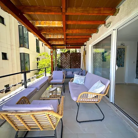 Spacious W Sea View And Private Parking - Sleeps 10 Apartment *