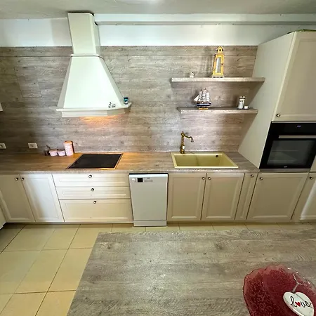 Spacious W Sea View And Private Parking - Sleeps 10 Apartment