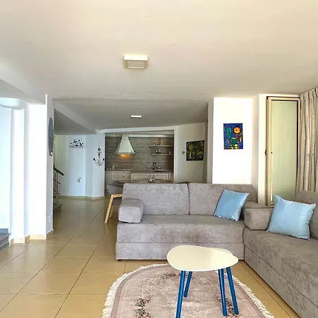 Apartment Spacious W Sea View And Private Parking - Sleeps 10